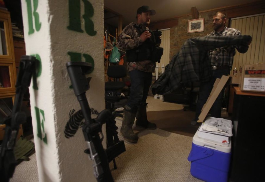 Ammon Bundy (R), talks with Wes Kjar in an office at the Malheur National Wildlife Refuge near Burns, Oregon, January 6, 2016.    REUTERS/Jim Urquhart