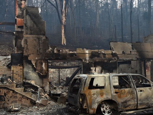 Tennessee Fire Displaces Hundreds